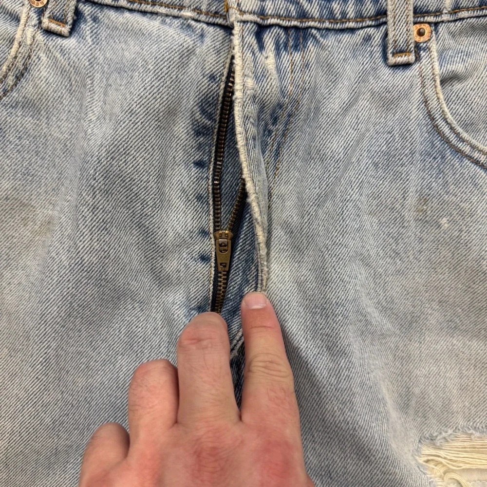 Vintage Levis 550 Mens Relaxed Fit Tapered Leg Light Wash Denim Jeans 36x31